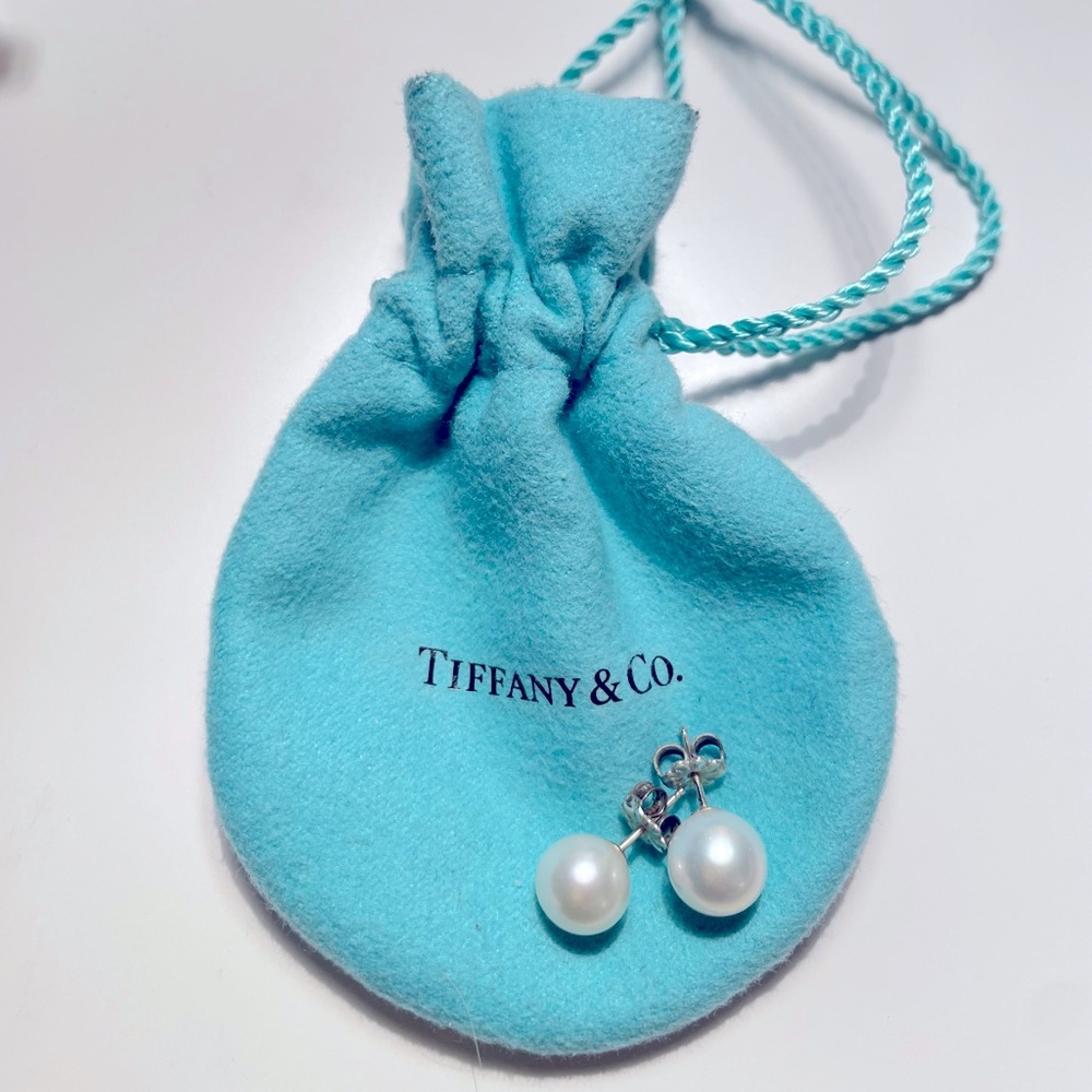 Tiffany’s authentic pearl earrings w/ pouch 9mm
